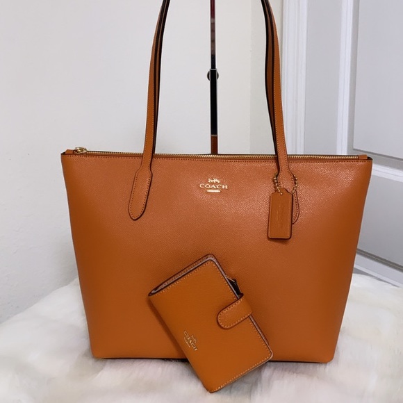 Coach Handbags - NEW💃COACH SET ZIP TOP TOTE AND WALLET
